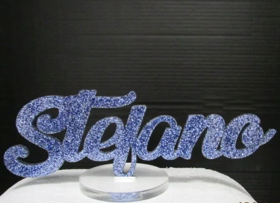 Cake topper nome su piedistallo